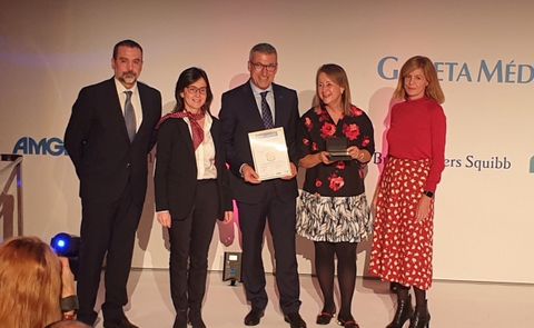 La jefa del servicio del Chuac, Isabel Martn (segunda por la derecha), recogi el premio a mejor Farmacia hospitalaria de Espaa