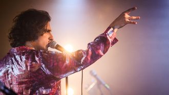 El cantante de Arde Bogot�, Antonio Garc�a, durante una actuaci�n de Vibra Mahou en la sala Estilo de Oviedo.