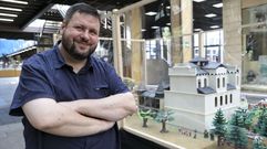 Paco Reig�n posa en �rea Central junto a la muestra �El Camino, a vista de Playmobil�, organizada en colaboraci�n con Aesclick, al lado de un grupo de scouts que hace el Camino conducido por una figura que lo representa a �l y que tiene un significado especial. El matrimonio santiagu�s particip� en este diorama recopilando las piezas y coordinando el montaje, un trabajo que dur� 5 meses. Junto a su mujer, Ana, dise�� adem�s la parte de la �traslatio� y de la de Arz�a dentro de esta exposici�n de 48 metros cuadrados ubicada en la Esquina roja del espacio comercial de Fonti�as.