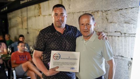 Fin de curso en Afiador.Abraham Rodrguez recibi su distincin de manos de Mario Guede