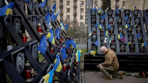 Un soldado reza ante un monumento a los ca�dos en Maid�n en el 2014.