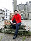 El gerente, Luis Romero, junto a sus productos en San Marti�o.