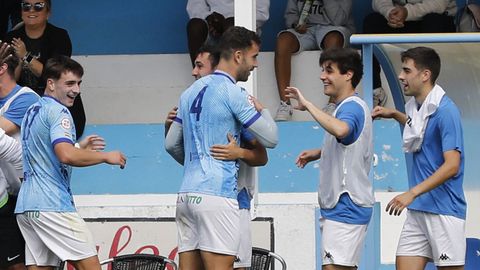 Xoel, con peto, festeca xunto a Diego un gol do Viveiro esta tempada en Cantarrana.