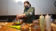 Carmen Canabal, del Causa Street Food, preparando el ceviche durante un showcooking este mi�rcoles en Pontevedra