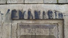 Pintada del  Adiante Semanario  en la fachada del monasterio de Celanova, emborronada por una productora que graba una serie para Netflix.