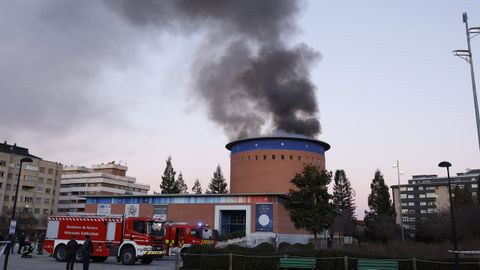 Efectivos de bomberos trabajando en la extincin del incendio en el Planetario de Pamplona