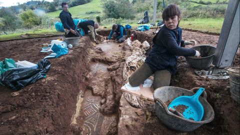 El equipo de arquelogos, al comienzo de los trabajos de retirada de materiales que cubran el mosaico de la casa