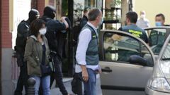 La Guardia Civil registra un piso en el Orz�n en busca de armas