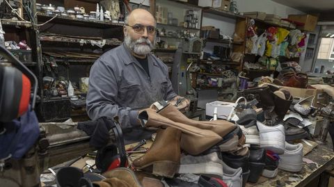 Manolo Míguez, vecino de Sar, tiene su segundo hogar en la única zapatería del barrio, un humilde bajo de una casa de unos 8 metros de largo por 4 de ancho en el que repara cada semana cientos de pares, de niños y ancianos, sin perder la sonrisa. Él no arregla paraguas ni hace llaves. «Non teño tempo para iso», dice.