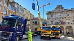 La gr�a, trabajando en la Praza Maior.
