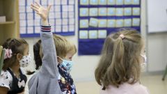 Ni�os con mascarilla en el CEIP L�pez Ferreiro, en una imagen de archivo