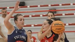 Cecilia de Jorge intenta jugar el baln durante el partido contra Esclavas.