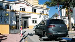 El hombre que presuntamente atac� a dos mujeres con �cido, y que conduc�a el coche que aparece en la imagen, protagoniz� una espectacular persecuci�n en la que participaron hasta una treintena de veh�culos policiales