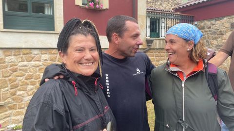 Las senderistas Eva Heredia y Rosi D�az con Juan Mayo, de Bomberos de Asturias