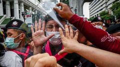 Manifestantes acosan al cordon policial