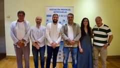 La directiva, presidida por Luis Novoa (tercero por la izquierda)