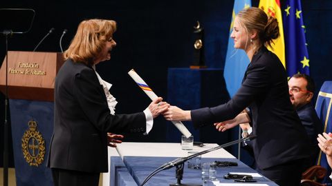 La princesa Leonor (d) entrega el premio Princesa de Asturias de las Letras a la ensayista rumana Ana Blandiana (i), durante la ceremonia de entrega de los Premios Princesa de Asturias, este viernes en el Teatro Campoamor, en Oviedo