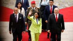 Delcy Rodr�guez, flanqueada por el presidente de la Asamblea Nacional, su hermano Jorge, y el ministro del Interior, Diosdado Cabello