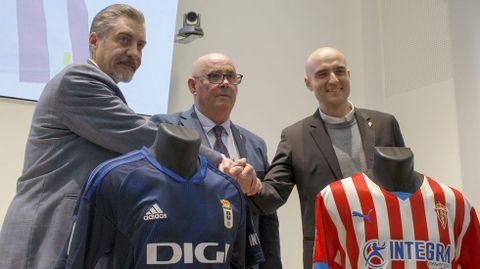 El presidente del Oviedo, Martn Pelez (derecha) y el del Sporting, David Guerra (izquierda) junto a Lobo