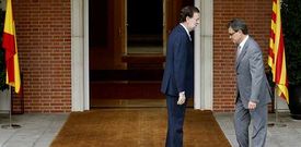 Rajoy recibió con frialdad a Mas, tanto que ni bajó las escaleras a saludarle, y este se fue a su delegación a hablar con la prensa.