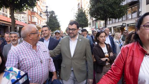 El presidente del Principado de Asturias, Adri�n Barb�n (c), durante la manifestaci�n en contra del peaje del Huerna