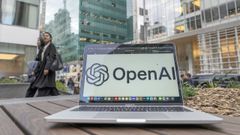 Un ordenador con el logo de OpenAI fotografiado en Nueva York.