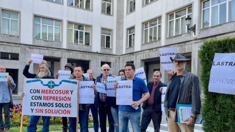 Ganaderos concentrados este lunes ante Delegaci�n del Gobierno, en Oviedo