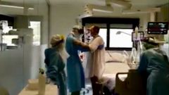 Fisioterapia a enfermos de coronavirus en la uci del Cunqueiro