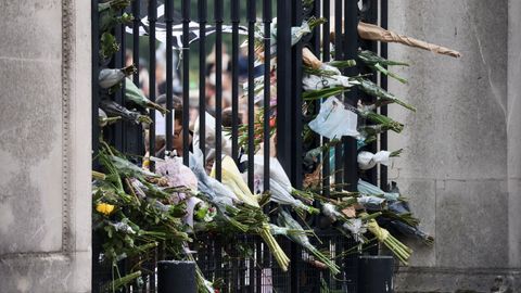 As� se ve�an los ramos desde el otro lado del port�n de entrada.