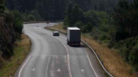 Un turismo y un cami�n en un tramo de tres carriles de la carretera N-120 entre Monforte y Quiroga 