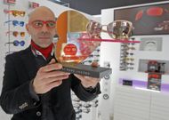 Las tiendas se llenan estos d�as de corazones, como este de la �ptica Miradoiro de Ribeira. 