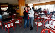 Paula L�pez se despide de una compa�era de trabajo en la cafeter�a cerrada .