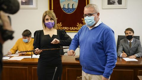 Noelia Rodr�guez (PSOE), recibiendo el bast�n de mando de Ribadavia de manos de C�sar Fern�ndez (PP)