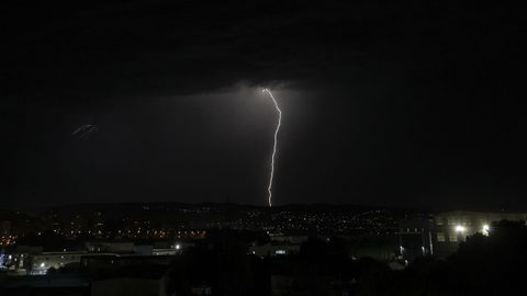 La intensa actividad el�ctrica de las �ltimas horas se produjo como consecuencia de una atm�sfera muy inestable provocada por la combinaci�n de varios factores