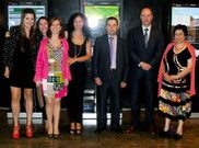 Las tres alumnas, con docentes del Compostela y el director xeral.