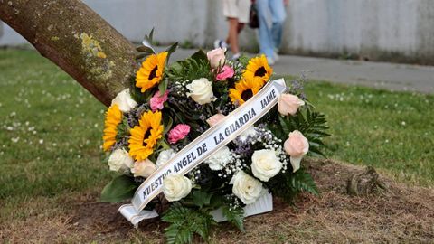El lugar del asesinato de Los Rosales, en A Coru�a, con unas flores en recuerdo de la v�ctima