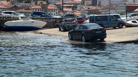 Veh�culos estacionados en una rampa en el puerto de Muros