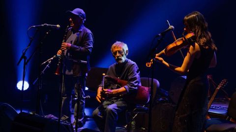 Xosé Ferreirós, de Milladoiro, no centro