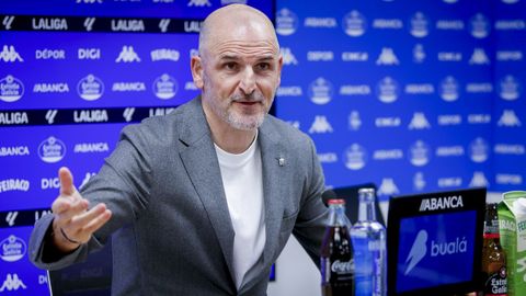 Fernando Soriano, analizando el mercado de invierno en el D�por Training Center.