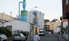 Las dos f�bricas de puertas est�n entre las casas y trabajan con las puertas abiertas hacia la calle por lo que provocan ruidos de hasta 90 decibelios a las viviendas colindantes y abundante polvo. 