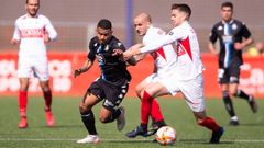 Juergen conduce el bal�n durante el partido en Matapi�onera