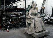 La estatua de Pardo Baz�n, en los talleres municipales