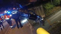 En la imagen, el Opel Astra que qued� colgando del puente de Joane tras impactar contra la barandilla; el trozo contra el que impact� cay� sobre la calzada de la AP-9