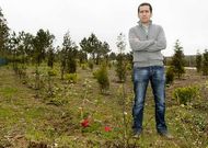 Jorge Garc�a, en una de las zonas del Bosque Animado ya plantadas y en fase de crecimiento.