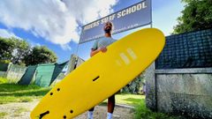 Yago Chamorro junto a su escuela de surf Riders Surf School en la playa de Foxos, A Lanzada. 