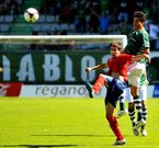 Pumar cabecea un bal�n durante el primer partido de liga ante el Ordes.