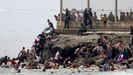 Cientos de migrantes han cruzado a nado este jueves a Ceuta