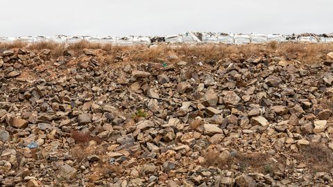 Compactar los residuos y envolverlos con film es una buena manera para evitar que vuelen los residuos o que se acercan demasiados animales.