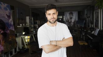 David Cat� en su estudio en Viveiro