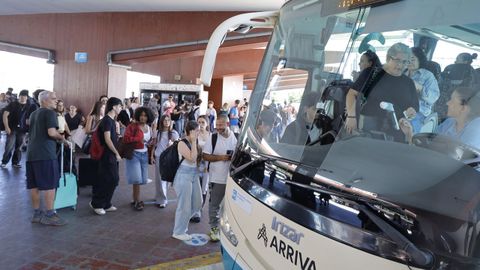 Colas para subir al bus que va a Carballo y Mux�a en la estaci�n de autobuses de A Coru�a